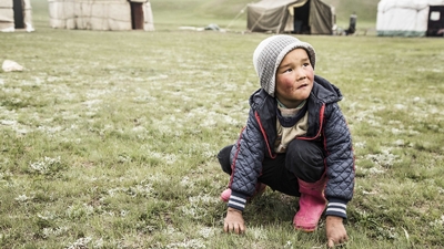 Enfant dans les montagnes du kirghizstan