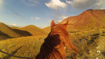Верхом на лошади. Кыргызстан
