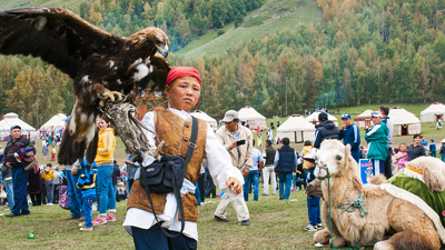 Garçon kirghize avec des aigles Word nomad Games avec Baibol travel
