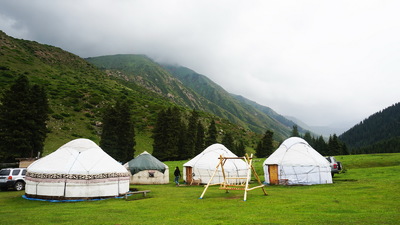 Camp de yourte dans la vallée de Jeti-Oguz