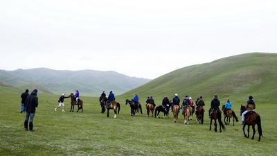 Big group in horseback riding tour